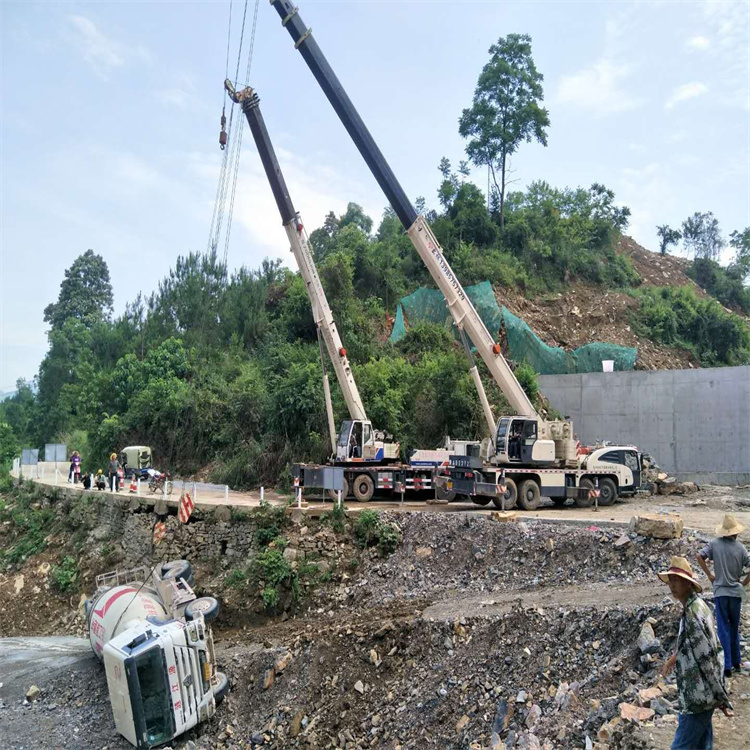 松潘汽车掉沟里叫吊车救援要多少钱